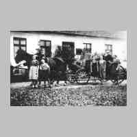 011-0007 Die Rueckseite des Hauses mit dem Garten. Auf dem Rasen Anna Hennig mit ihren Kindern Siegfried und Marianne und einer Bekannten..jpg